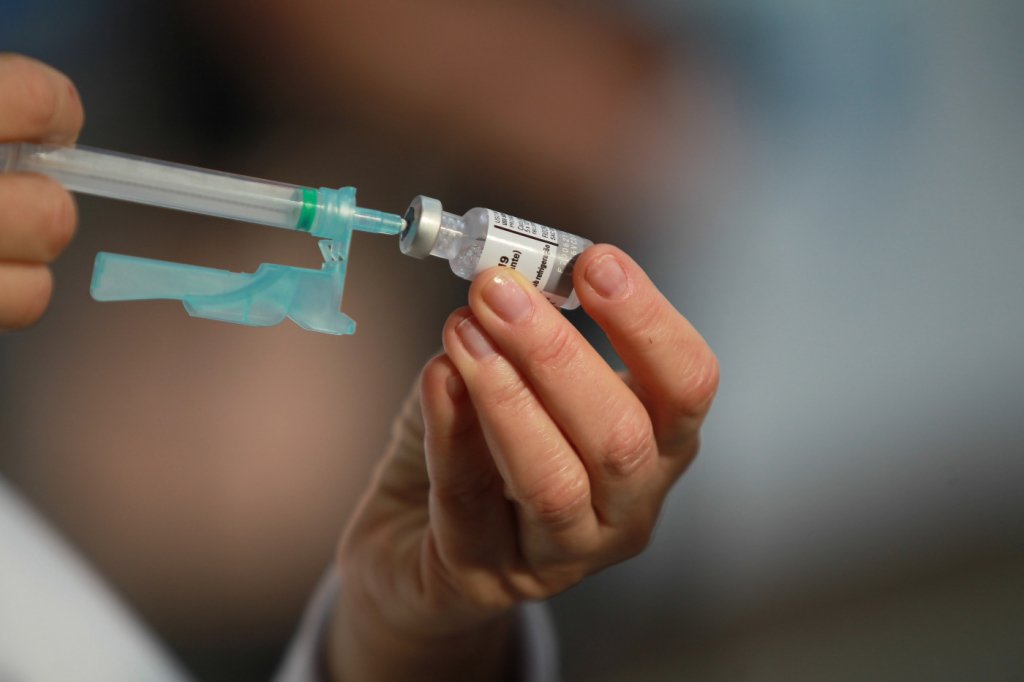 Governo de SP divulga calendário da terceira dose para vacinados em maio