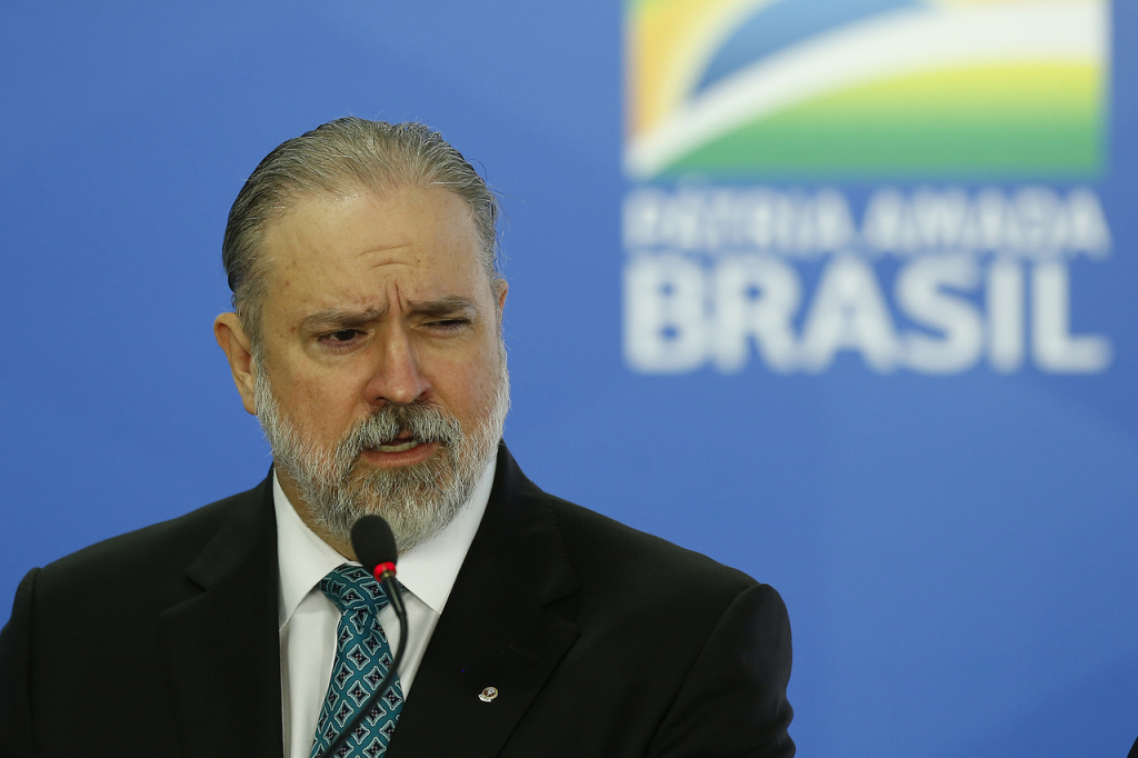 Aras pede ao STF que anule abertura de inquérito contra Bolsonaro por fala sobre vacinas e Aids