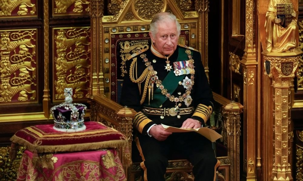 Príncipe Charles substitui rainha Elizabeth pela 1ª vez na cerimônia de abertura do Parlamento britânico