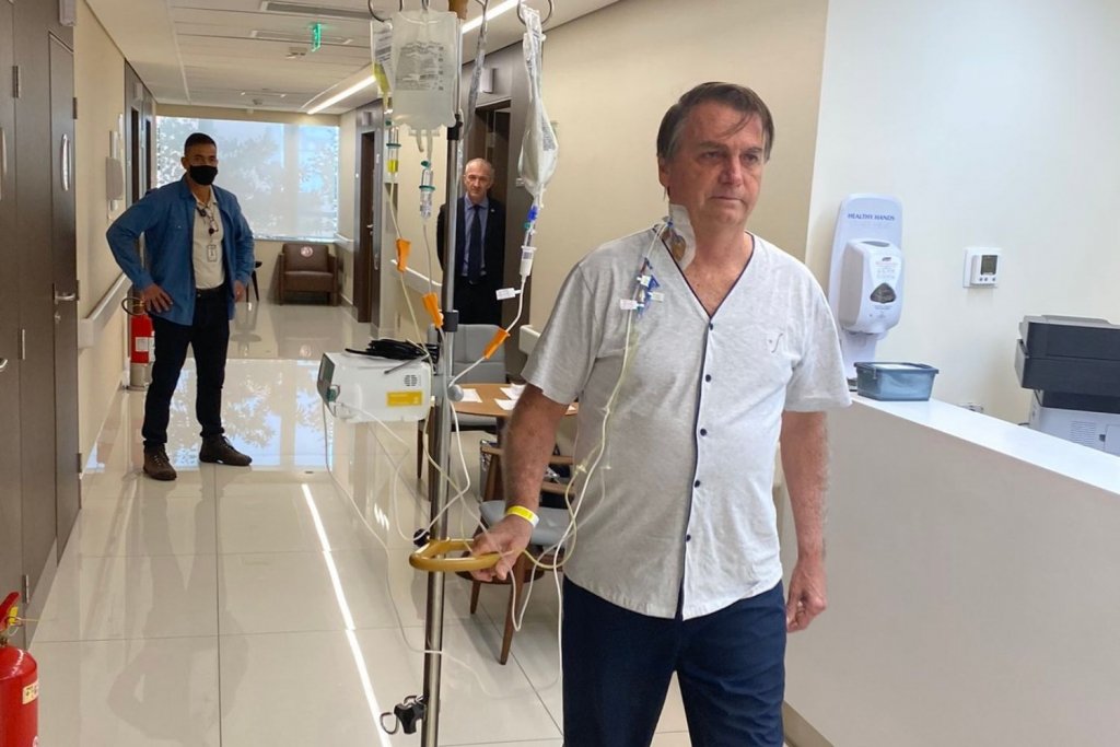 Internado, Bolsonaro publica foto caminhando pelo hospital: ‘Em breve, de volta a campo’