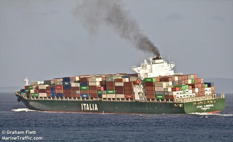 Corpo de capitão que morreu a bordo retorna à Itália; tripulação ficou presa no mar por semanas