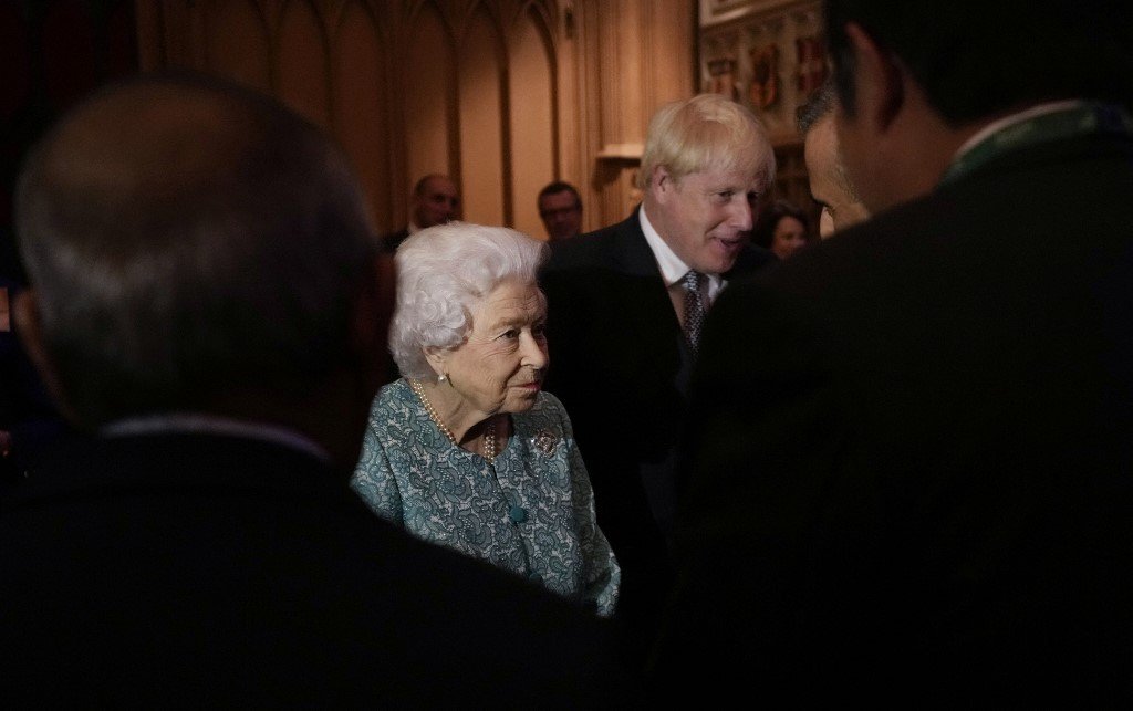 Governo britânico pede desculpas à Rainha Elizabeth por festas durante luto por príncipe Philip