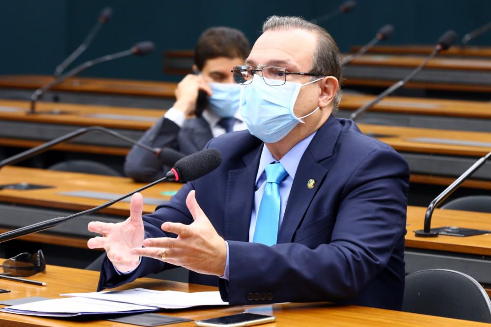 Brasil terá vacinas suficientes para imunizar a população e para exportar em 2022, diz senador