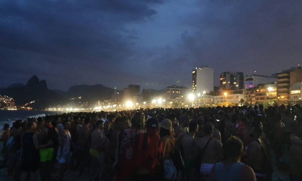 Mesmo com restrições, cariocas voltam a se aglomerar em Ipanema