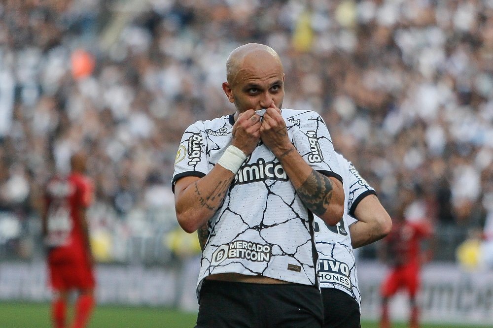 Corinthians bate o Athletico-PR e engata oitava vitória consecutiva na Arena