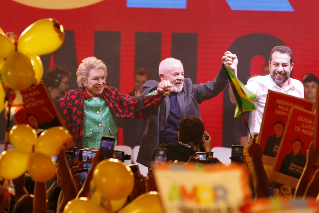 Ao lado de Lula, Boulos oficializa candidatura à prefeitura de São Paulo 