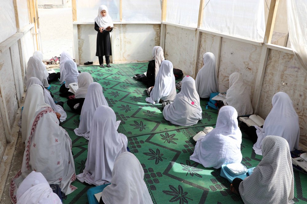 Talibã fecha colégios femininos do Ensino Médio poucas horas depois de reabri-los