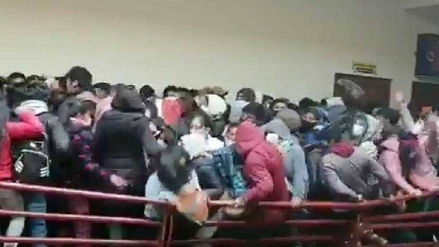 Estudantes morrem após caírem do 4º andar em universidade da Bolívia