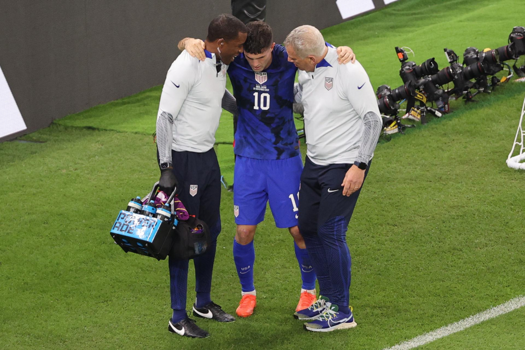Autor do gol da classificação dos EUA, Christian Pulisic é levado ao hospital após choque com goleiro do Irã