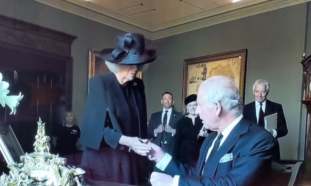 Rei Charles III se irrita com caneta, viraliza nas redes sociais e ganha hashtag; veja vídeo