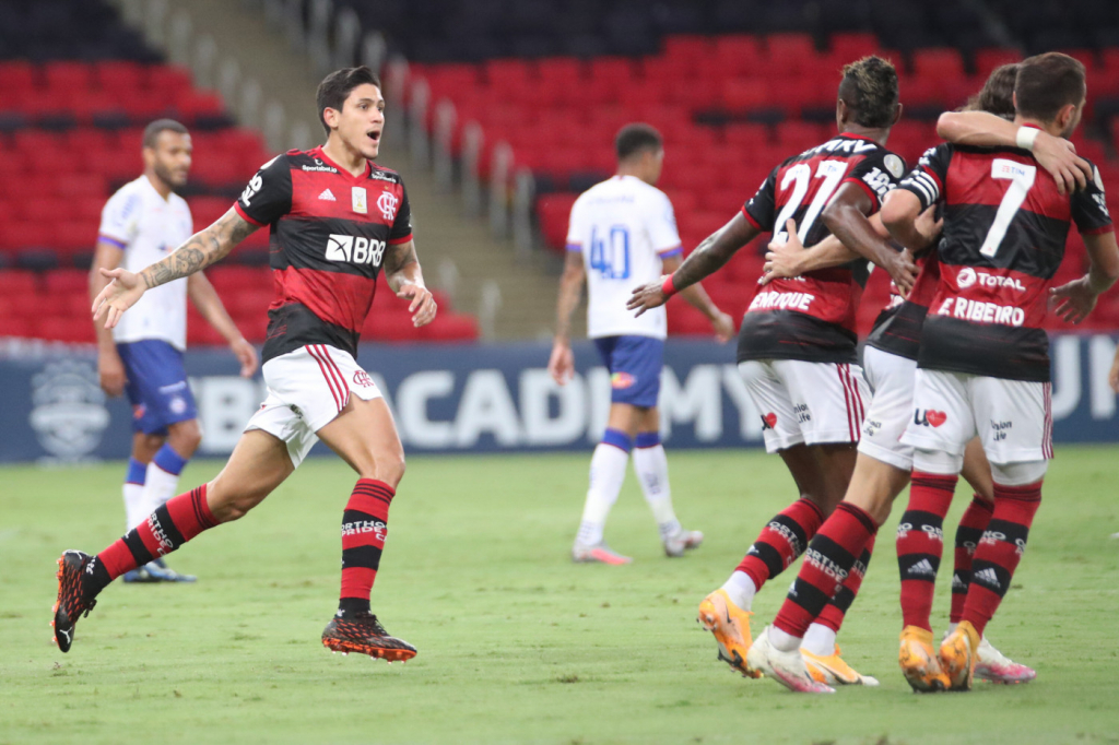 Em jogo movimentado, Flamengo vence o Bahia por 4 a 3 e se aproxima do São Paulo