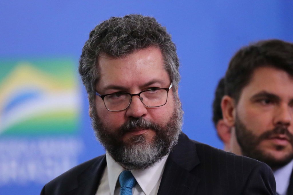 Após banimento de Trump, Ernesto Araújo diz que Brasil defende a liberdade de expressão