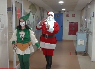 Crianças internadas em hospital de São Paulo recebem a visita do Papai Noel