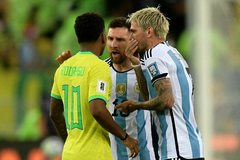 Rodrygo repudia mensagens racistas após discussão com Messi em Brasil x Argentina: ‘Comportamento criminoso’