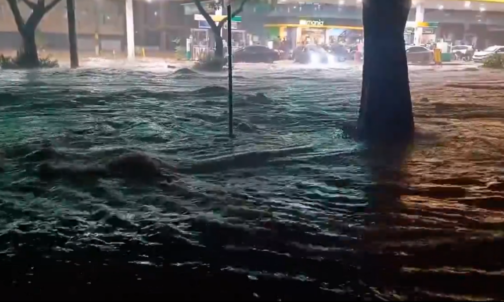 Chuva intensa causa estragos e deixa 25 pessoas ilhadas em Belo Horizonte