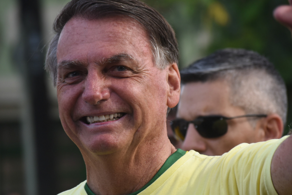 Bolsonaro vota na Vila Militar, no Rio de Janeiro: ‘Expectativa de vitória’