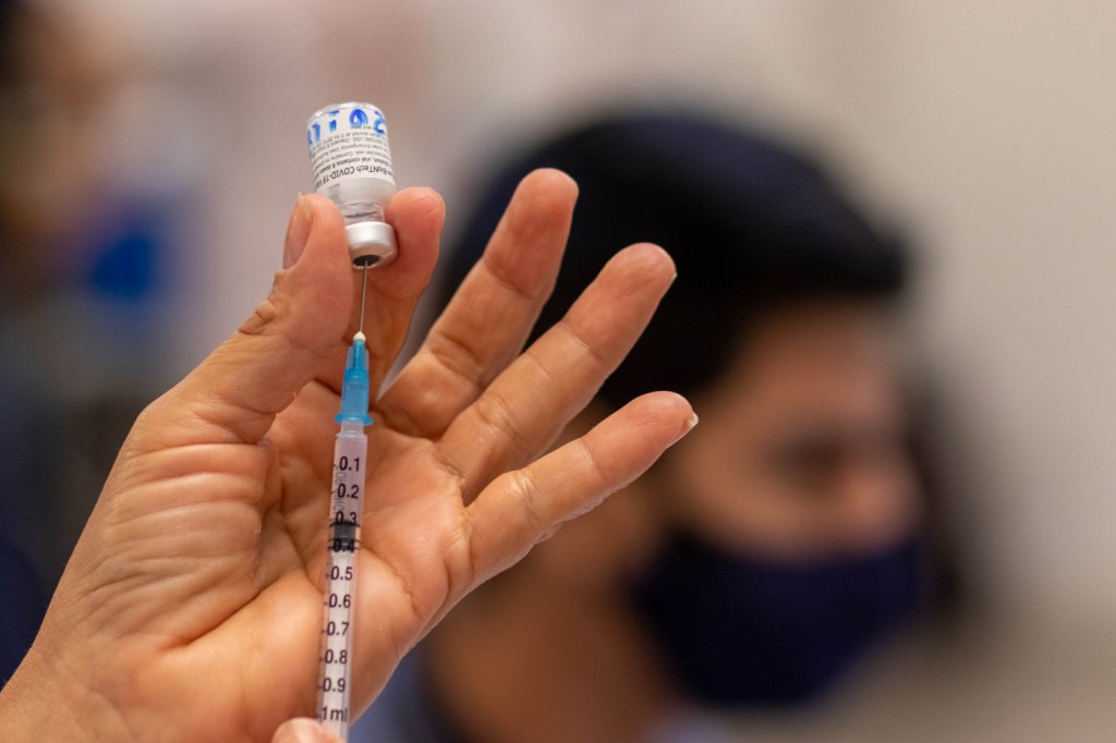 França tem busca recorde por vacina um dia após anunciar que só imunizados entrarão em bares