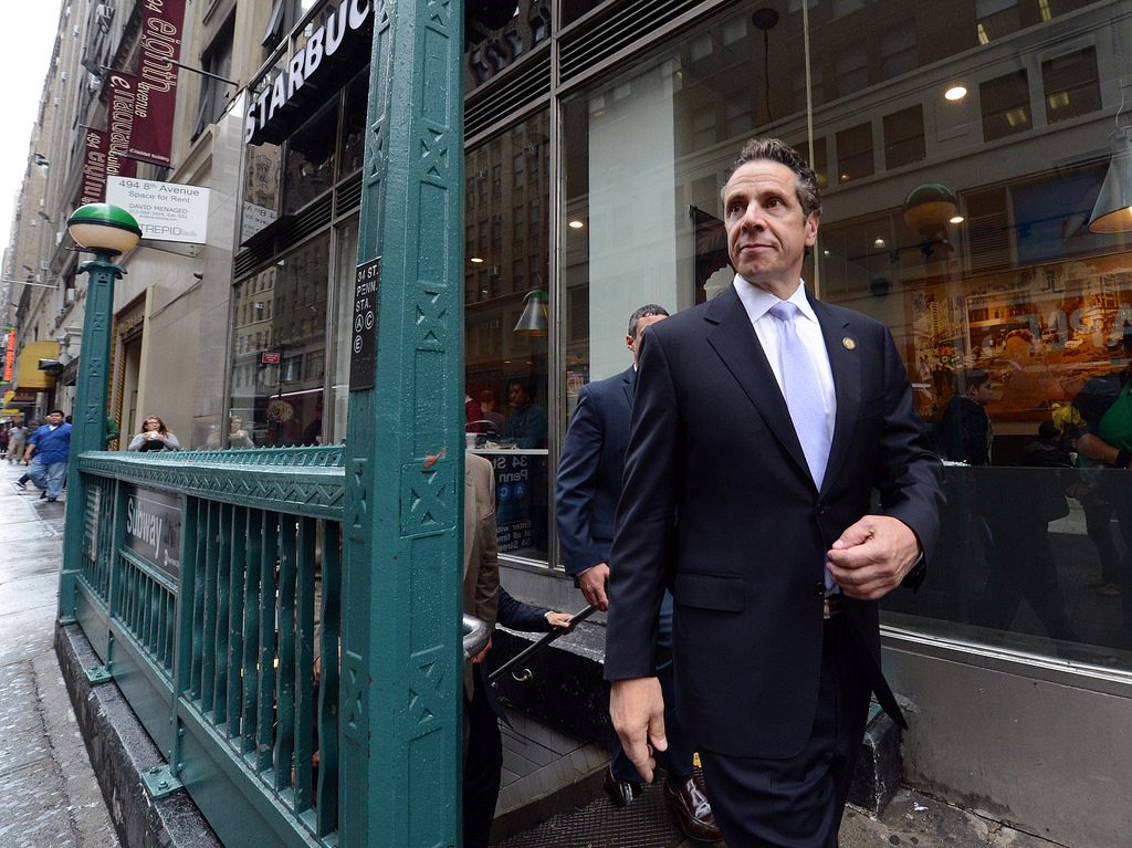 Assembleia de Nova York analisa impeachment de governador após acusações de assédio sexual