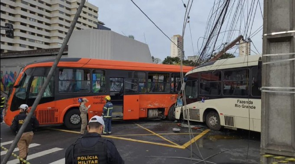 Colisão entre dois ônibus deixa pelo menos 45 feridos em Curitiba