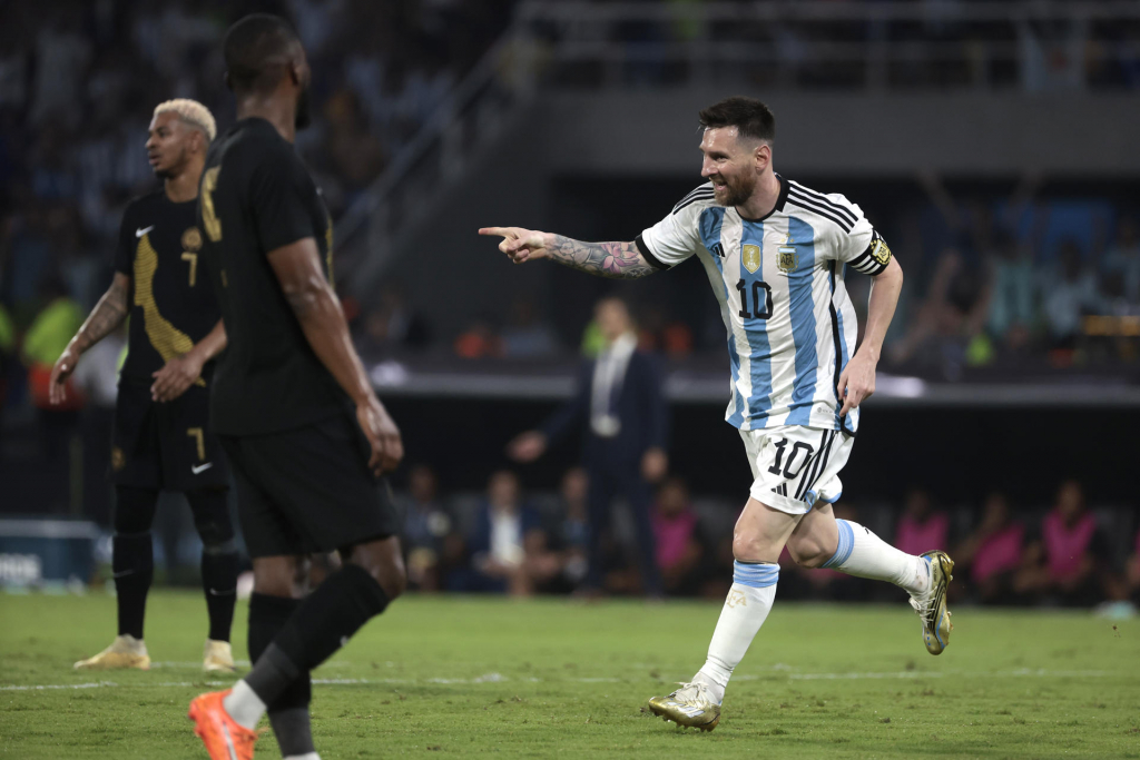 Lionel Messi chega ao 100º gol na seleção argentina; assista