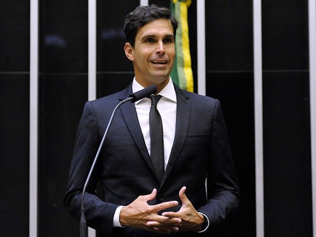 Deputado que levou colchão a Silveira diz que decisões de Moraes são ‘desproporcionais’