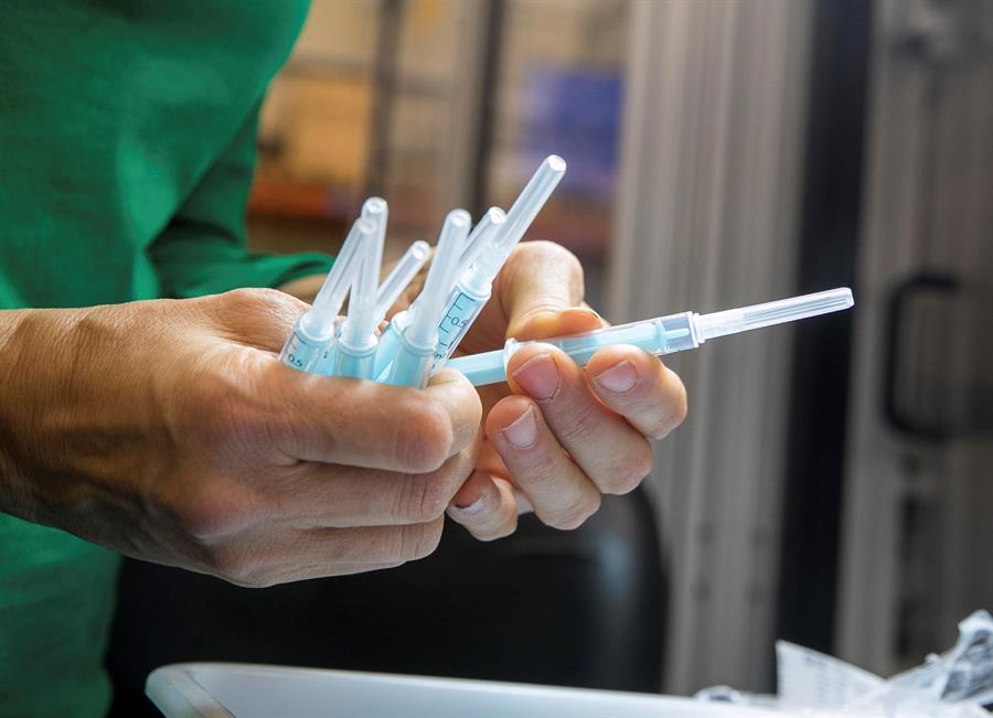 Governo faz acordo para garantir 30 milhões de seringas e agulhas até o fim de janeiro