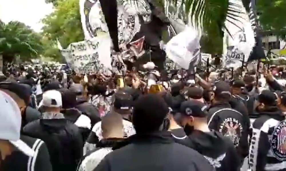Organizadas do Corinthians protestam contra a diretoria e ameaçam ‘chacina no Timão’