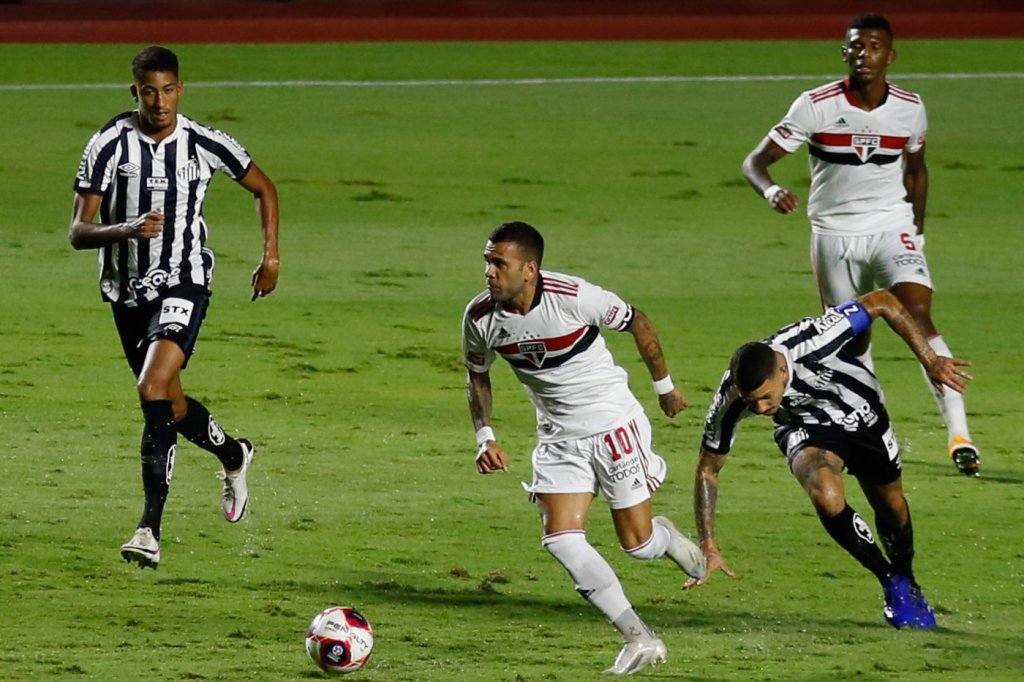 São Paulo faz segundo tempo perfeito, goleia o Santos e mantém invencibilidade no Paulista