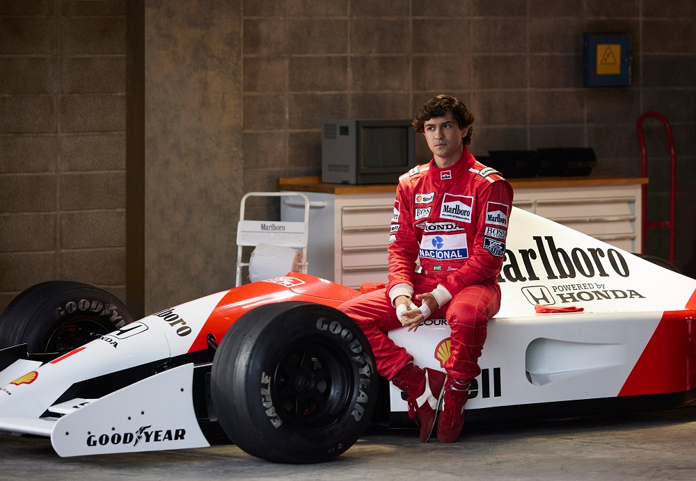 Netflix mostra como Gabriel Leone ficou parecido com Senna em série sobre o piloto