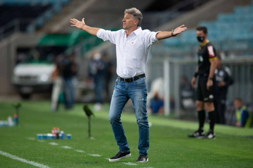Renato Gaúcho não dá coletiva, viaja ao RJ após derrota em clássico e irrita presidente do Grêmio