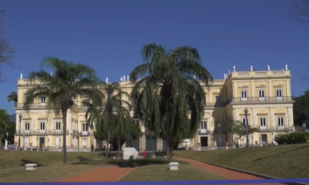 Museu Nacional inaugura fachada restaurada após 4 anos do incêndio