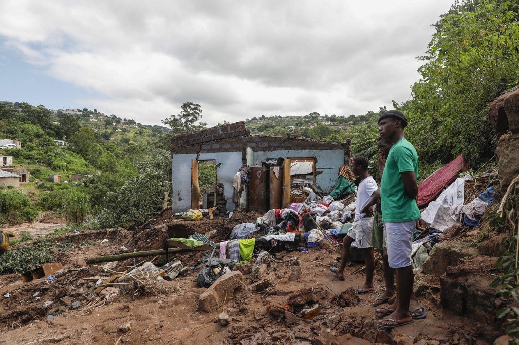 Sul-africanos procuram sobreviventes após enchentes que mataram quase 400 pessoas