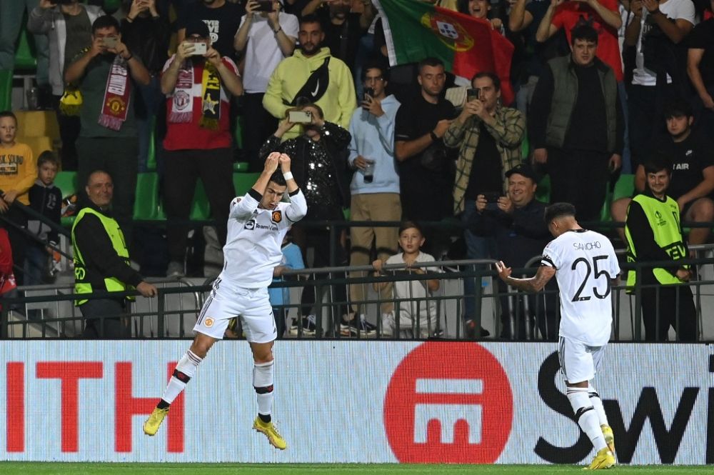 Cristiano Ronaldo marca de pênalti e United vence a primeira na Liga Europa