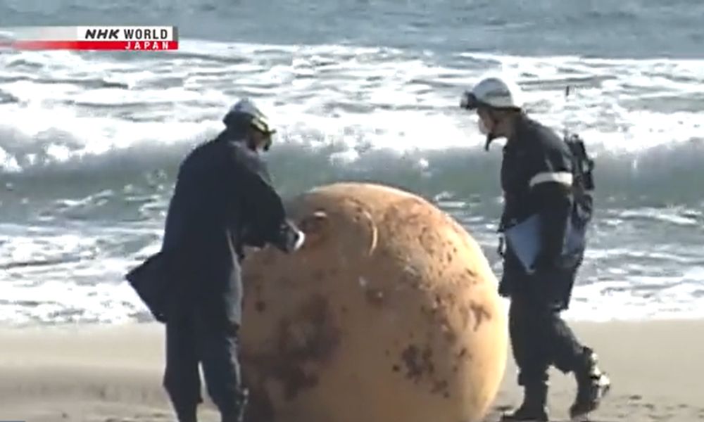 Bola de metal misteriosa aparece em praia no Japão e intriga internautas