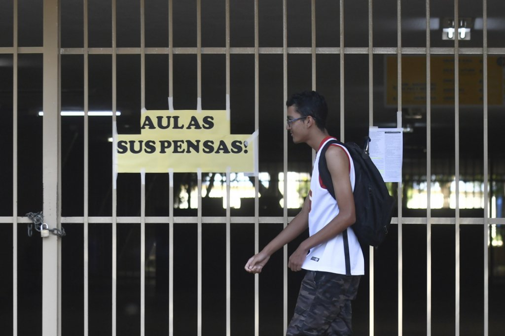 Mães pressionam por volta às aulas em São Paulo e ameaçam recorrer à Justiça