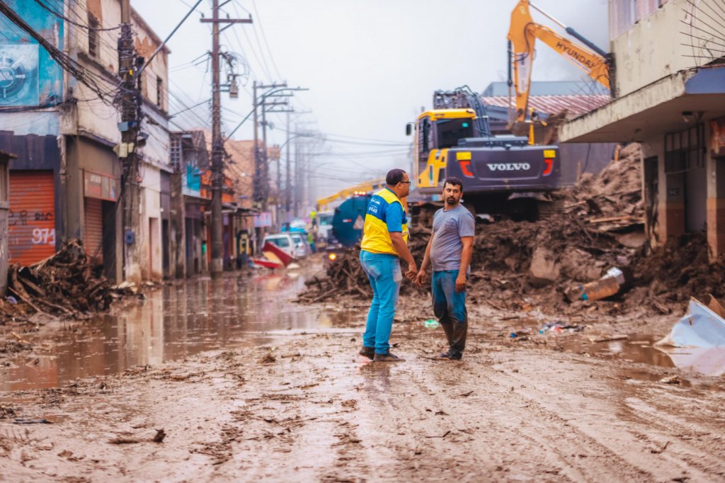 Novo temporal atinge Petrópolis e causa inundação