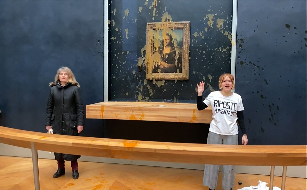 Ecologistas jogam sopa no vidro que protege a Mona Lisa no Louvre