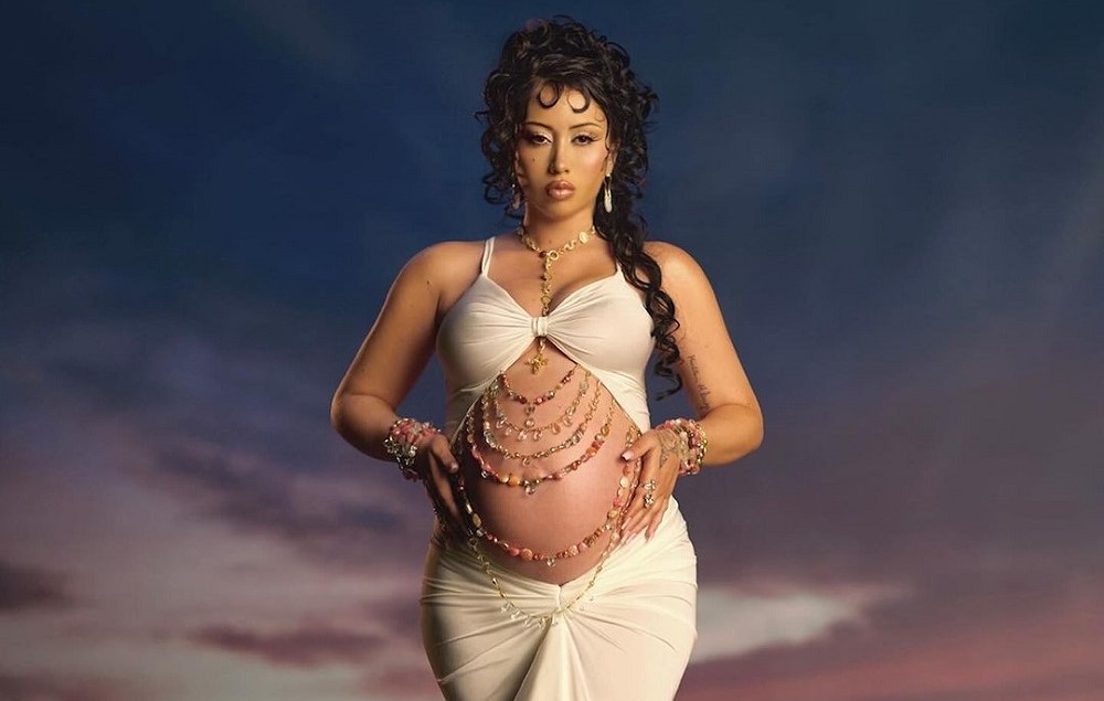 Kali Uchis anuncia que está grávida pela primeira vez –