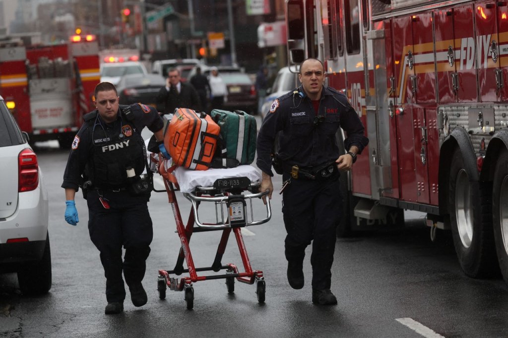 Pelo menos 10 pessoas são baleadas em estação de metrô de Nova York