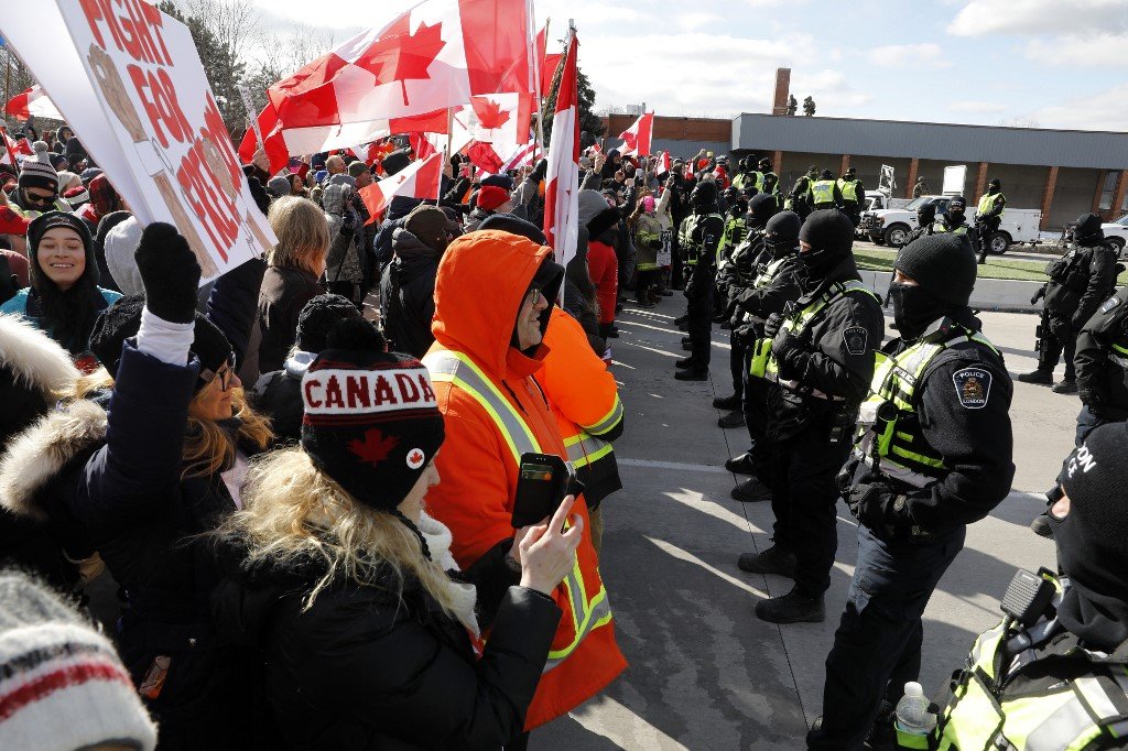 Polícia do Canadá desocupa ponte bloqueada e protesto ocorre em Ottawa