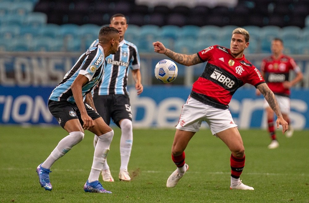Com um a menos, Grêmio busca empate contra o Flamengo e ainda respira no Brasileirão