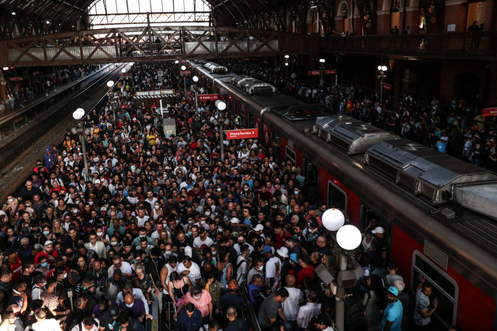 Justiça derruba liberação de catracas do Metrô de SP e determina retorno da operação dos trens