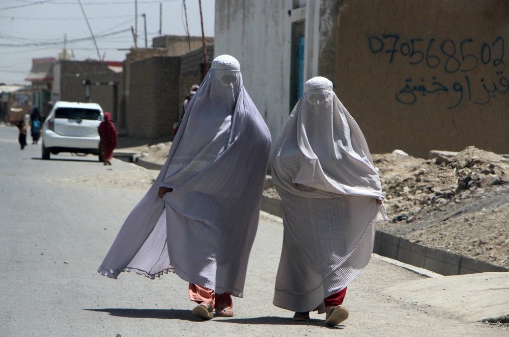 Talibã proíbe que mulheres falem em público e torna o hijab inegociável