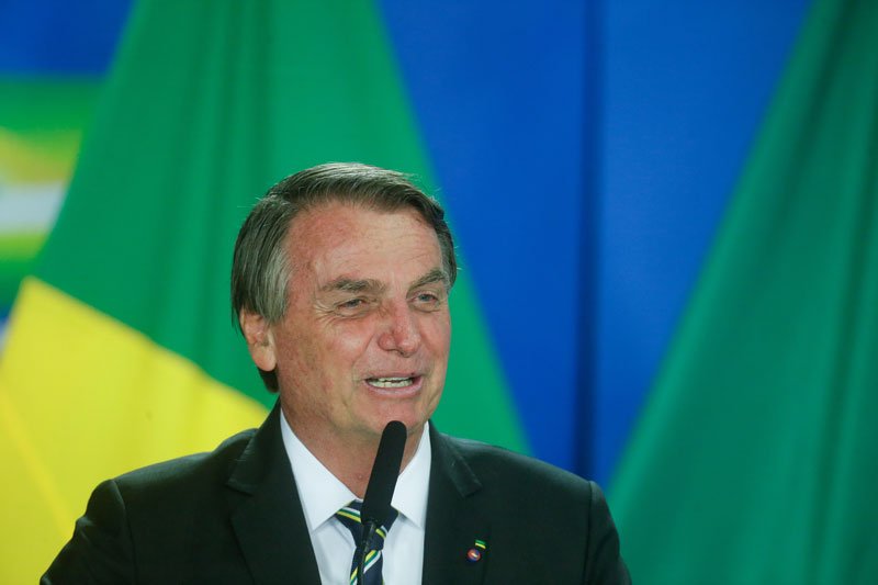 Acusado de nove crimes por Renan Calheiros, Bolsonaro nega responsabilidades por mortes