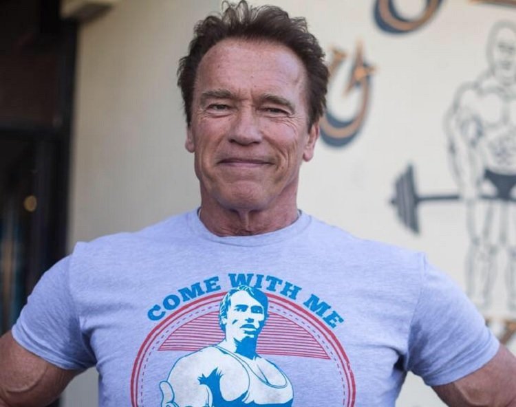 Arnold Schwarzenegger se vacina contra a Covid-19 e incentiva população: ‘Venha comigo se quiser viver!’