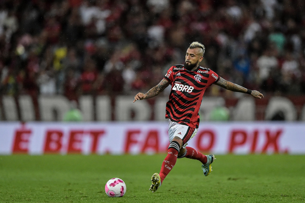 Vidal curte post com críticas a goleiro Santos e aumenta crise no Flamengo; confira