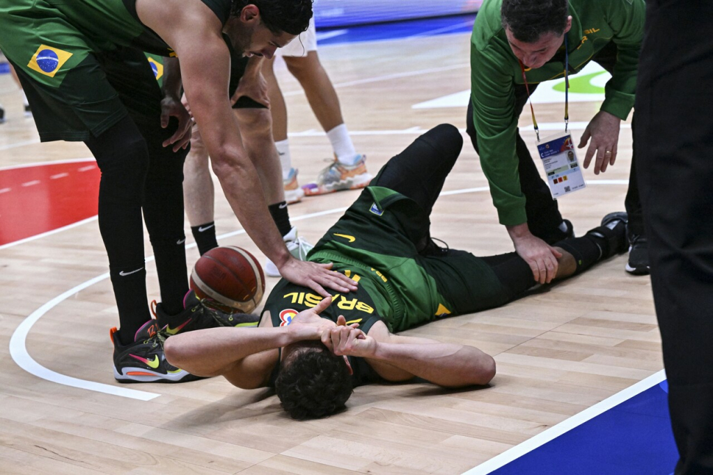 Fora da Copa do Mundo de basquete, Raulzinho passa por cirurgia no joelho