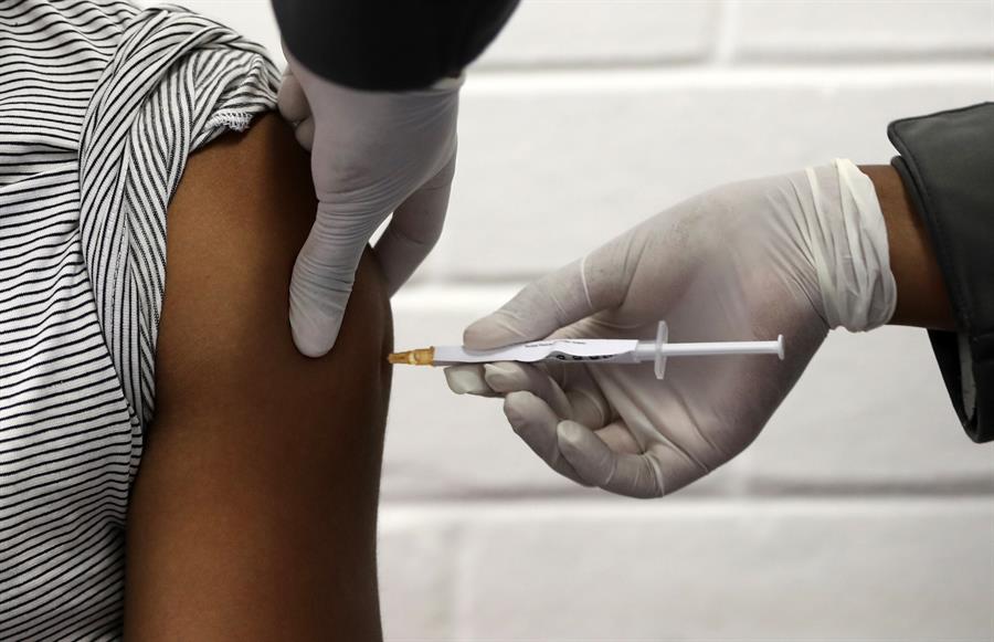 ‘Adesão ao Covax Facility prevê vacina para 10% da população’, diz deputado