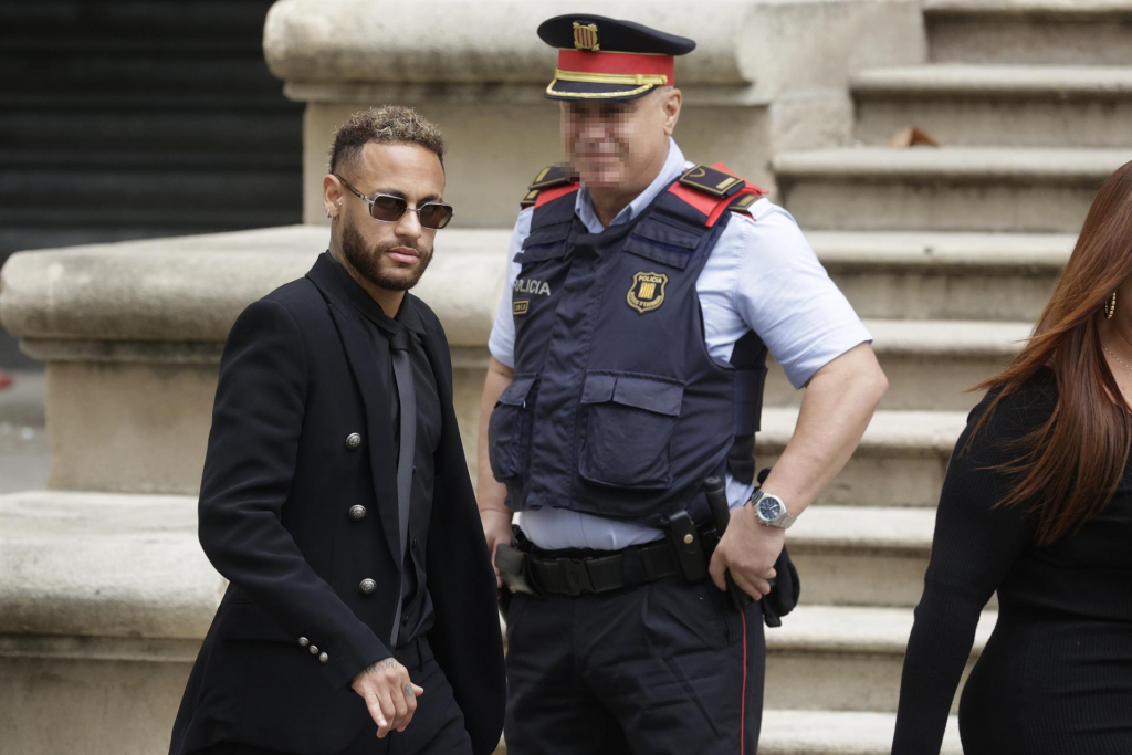 Em julgamento, Neymar diz que apenas assinava os documentos que seu pai pedia
