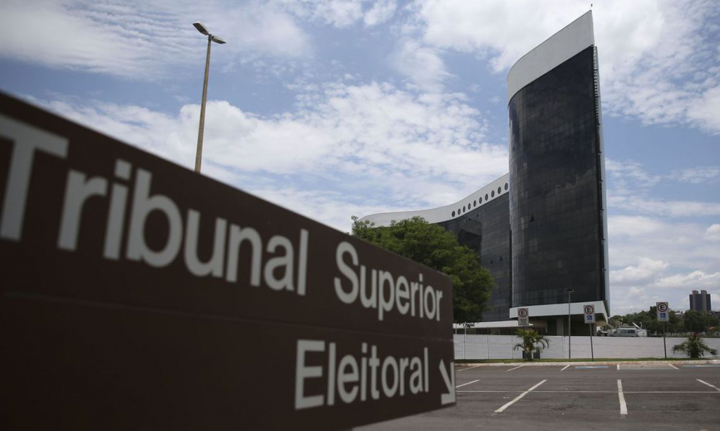 TSE apresenta notícia-crime contra Bolsonaro por divulgação de ‘informações confidenciais’
